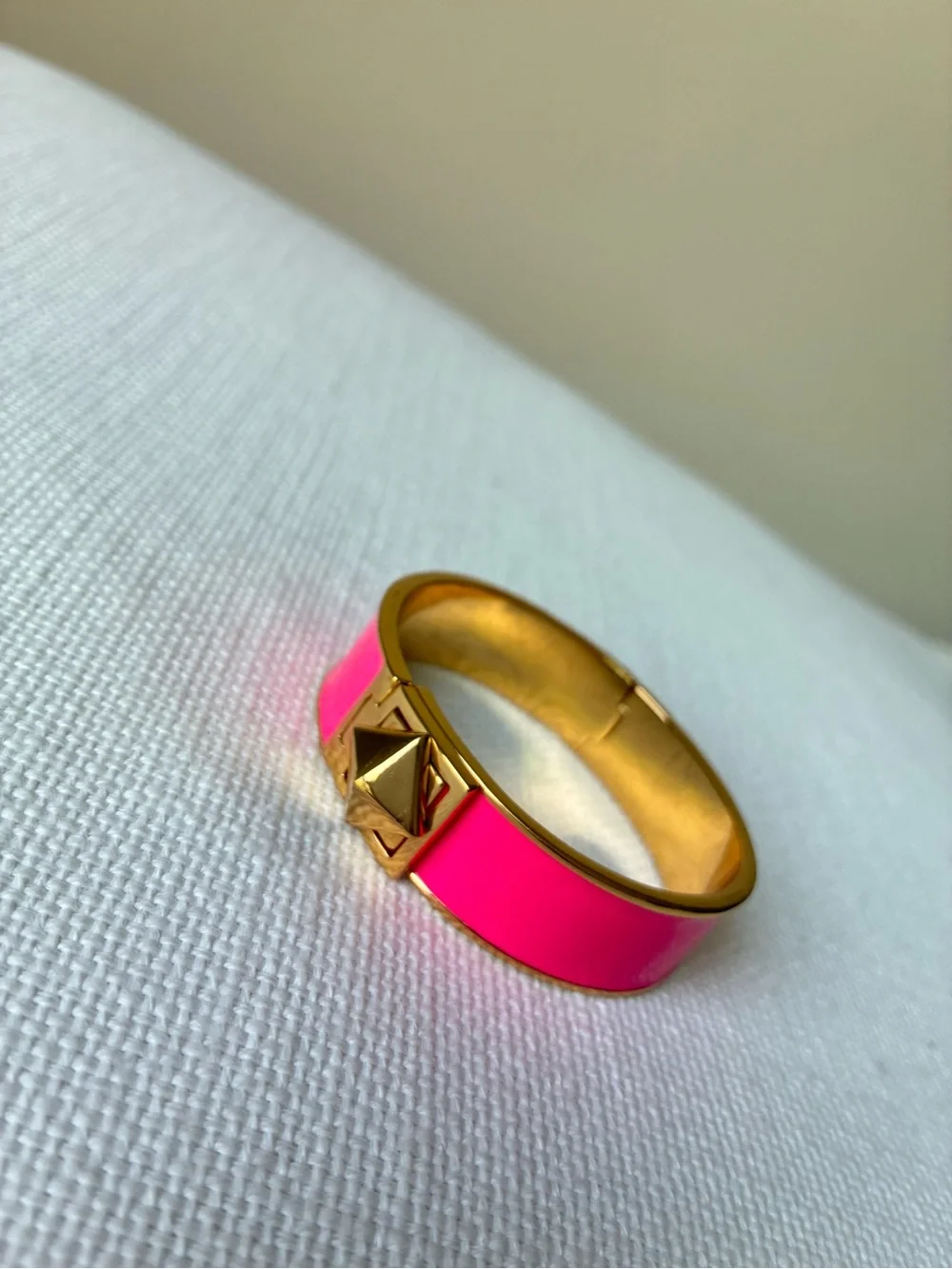 💖 Kate Spade S Hot Pink Gold Cuff Bracelet Pyramid Stud - Picture 2 of 7